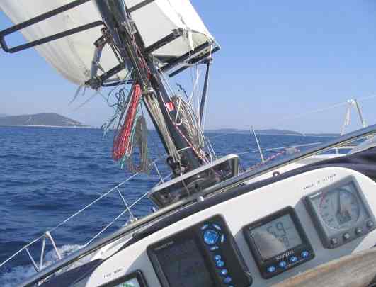 Maya sailing boat equipped with Omer wing sail upwind